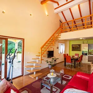  Apartment Maris